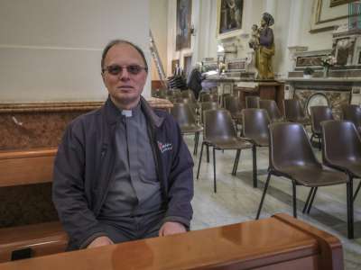 Infine, Don Terenzio si congeda mostrandoci il suo angolo preferito: una panca nascosta da una colonna ..
